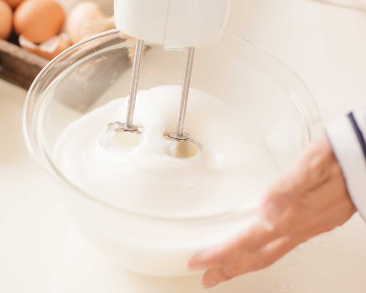 batir claras de huevo con batidora electrica