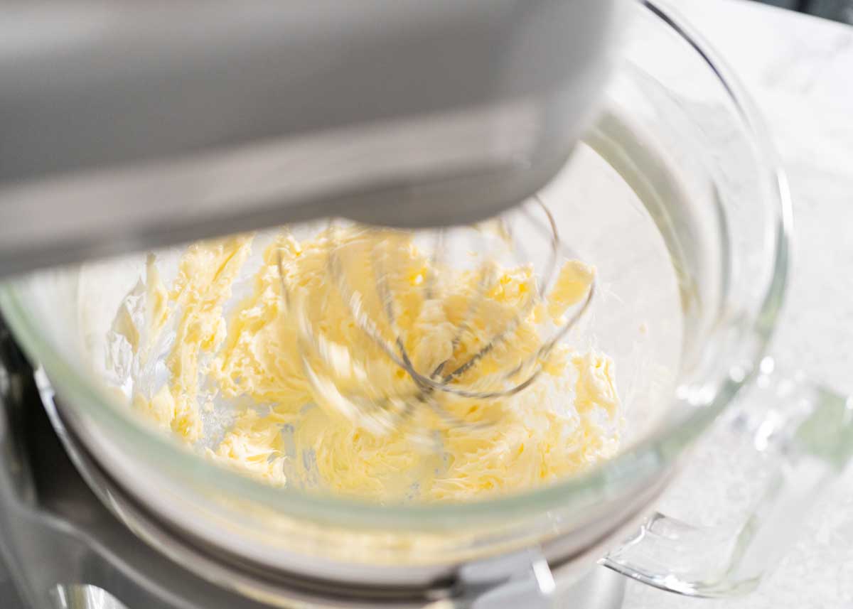 bata a manteiga com a massa de açúcar -