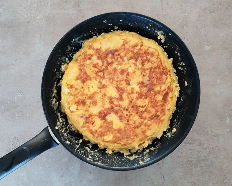 como dar la vuelta a la tortilla de patatas