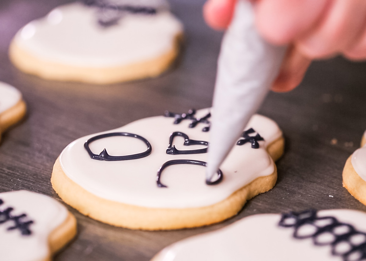 como decorar con glaseado las galletas de calaveras