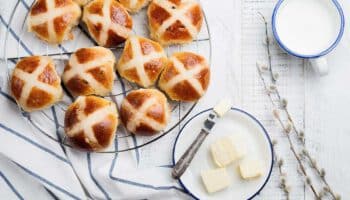 how to make hot cross buns