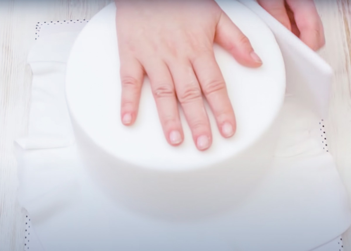 cómo cubrir una tarta con fondat blanco