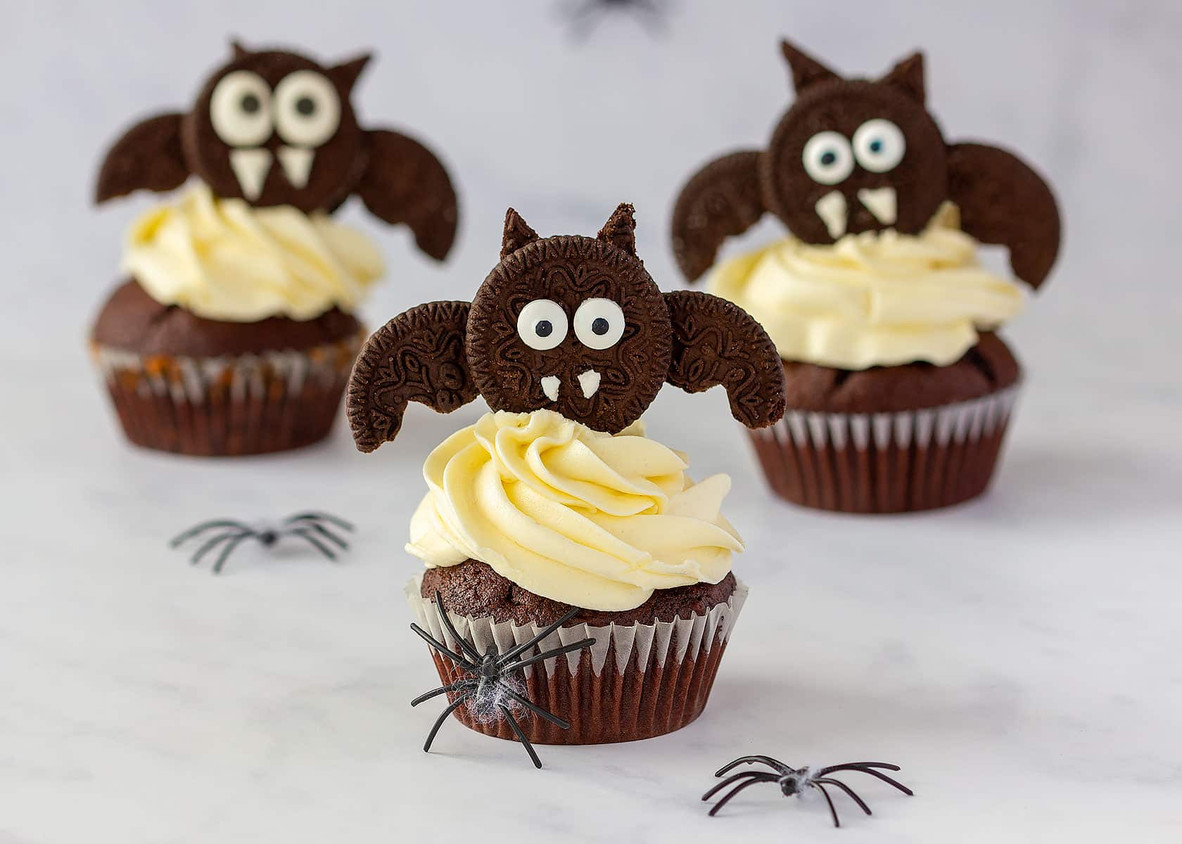 Cupcakes murciélago con galletas Oreo para triunfar en Halloween