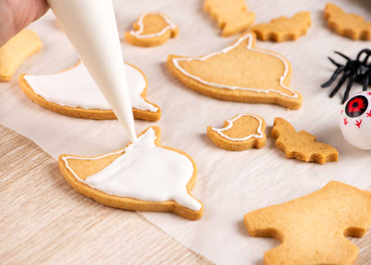 decoración de galletas de fantasma con glaseado blanco