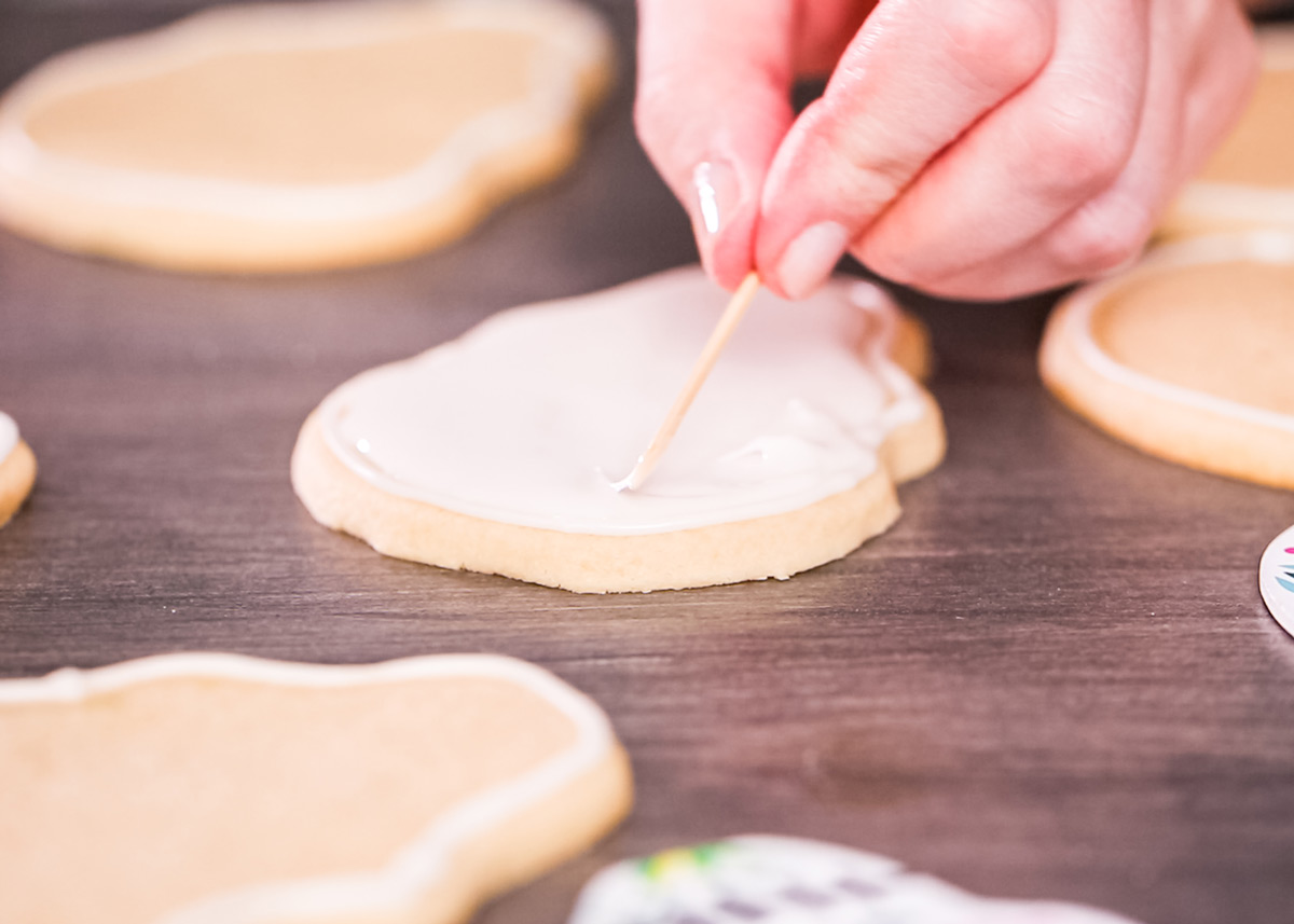 decorar galletas de calavera con glaseado blanco