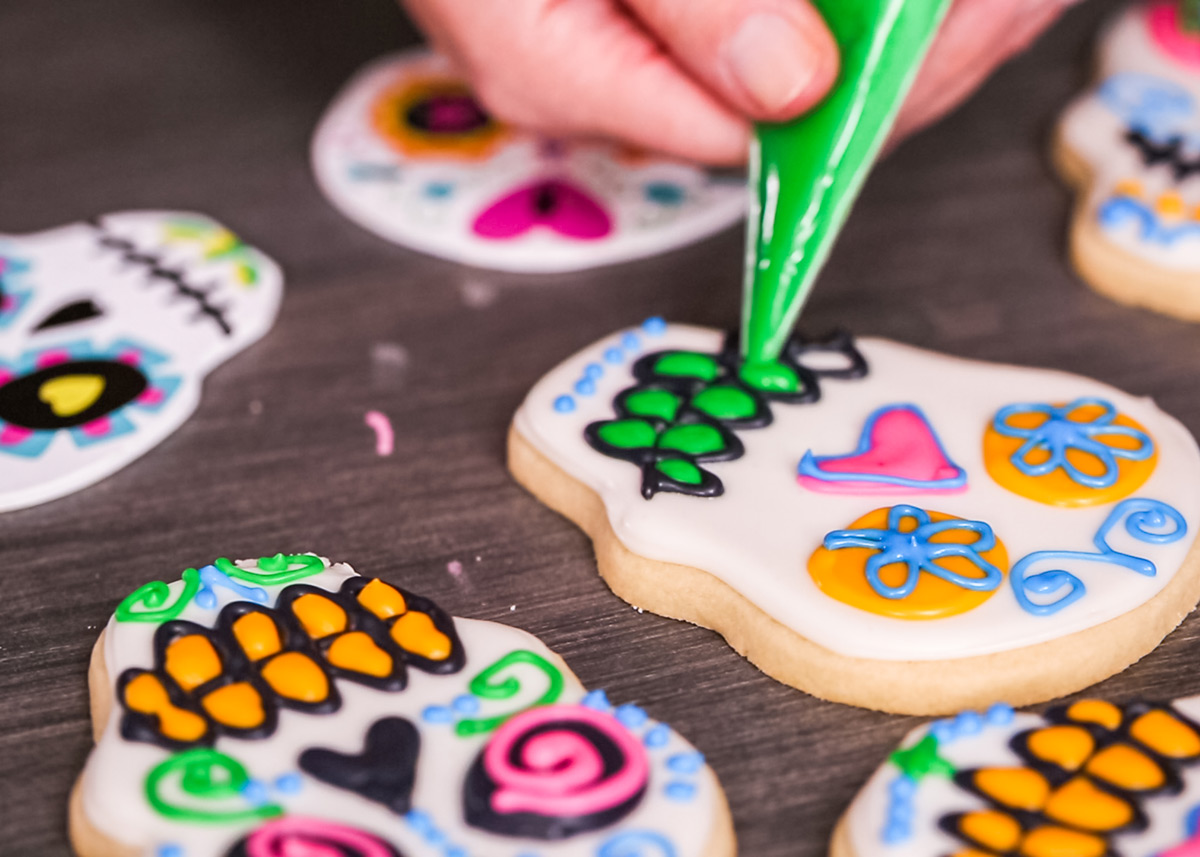 decorar galletas de calavera con glaseado