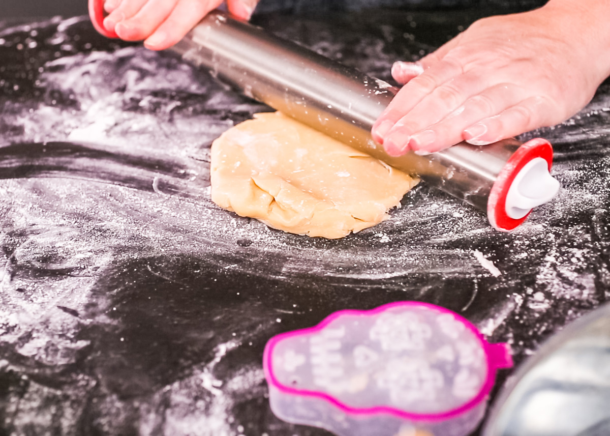 estirar masa de galletas de azucar de calaveras