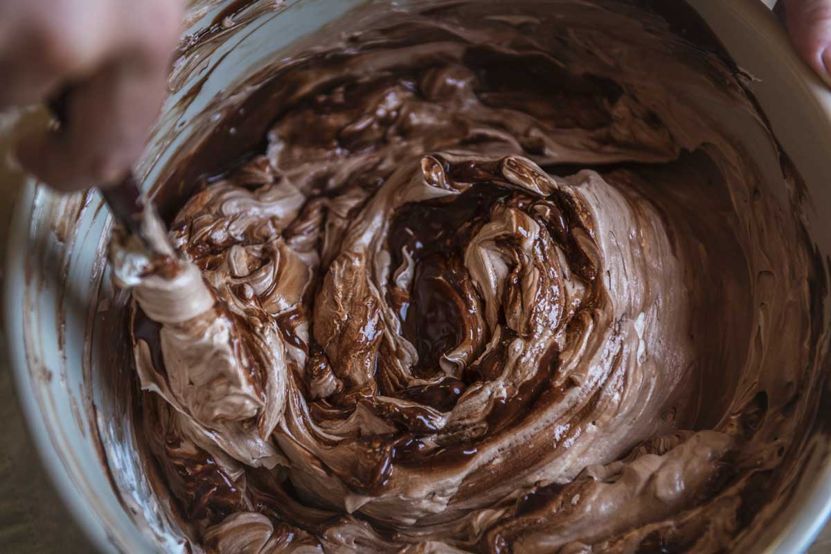 Masa Chocolate Con Claras De Huevo Montadas - Cupcakes De Chocolate Esponjosos Decorados Con Frosting De Chocolate