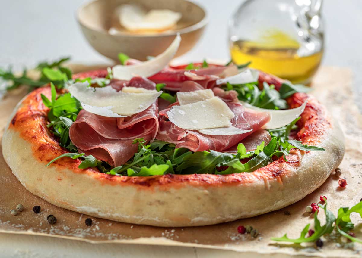 Pizza Napolitana Con Jamon De Parma Y Queso Parmesano - Masa De Pizza Casera (2 Recetas Tradicionales, Esponjosa O Fina)