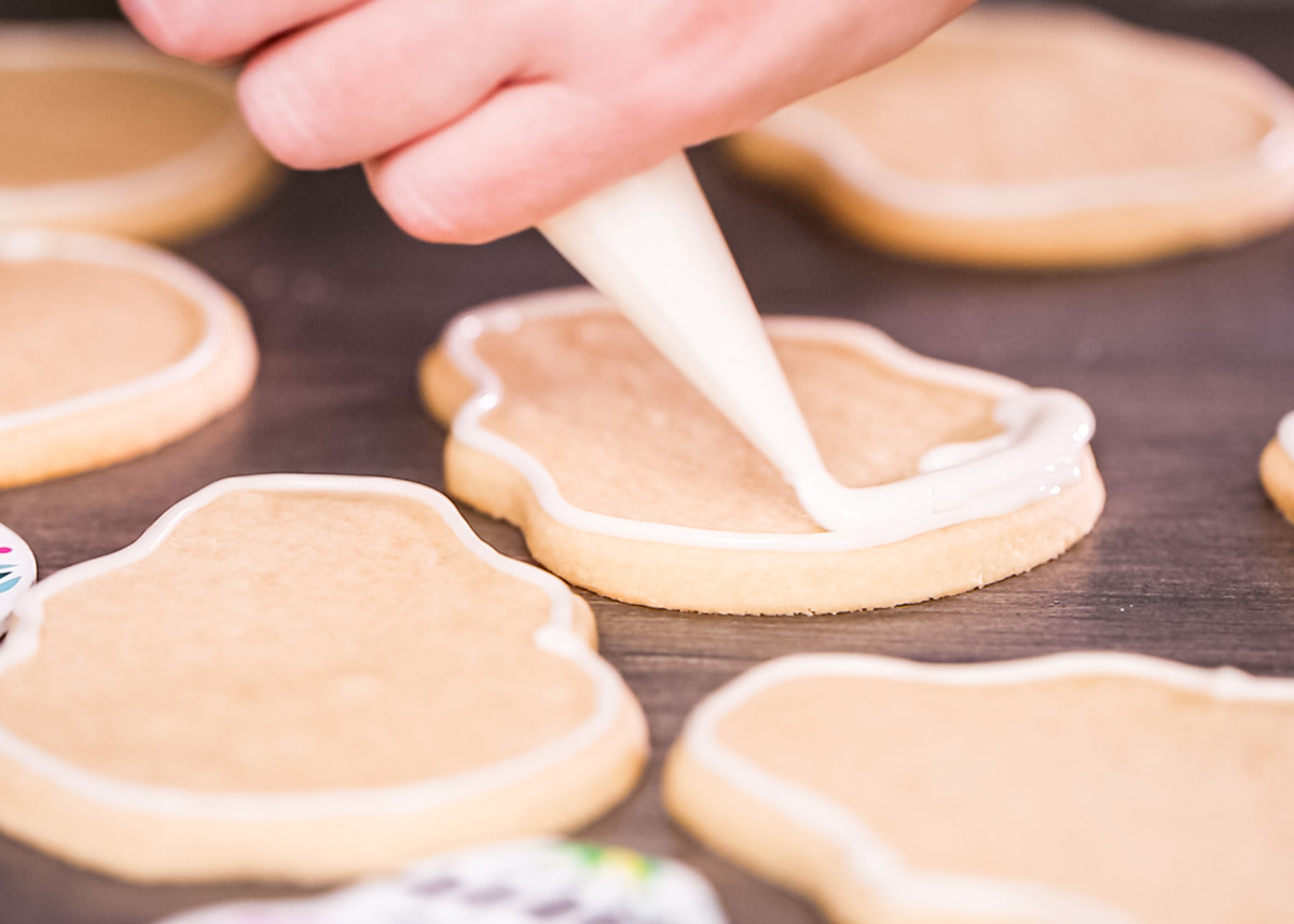 rellenar galletas de azucar de calaveras con glaseado blanco