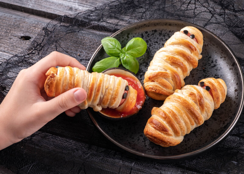 salchichas momia receta con hojaldre Menú de Halloween, no sólo dulces salchichas momia