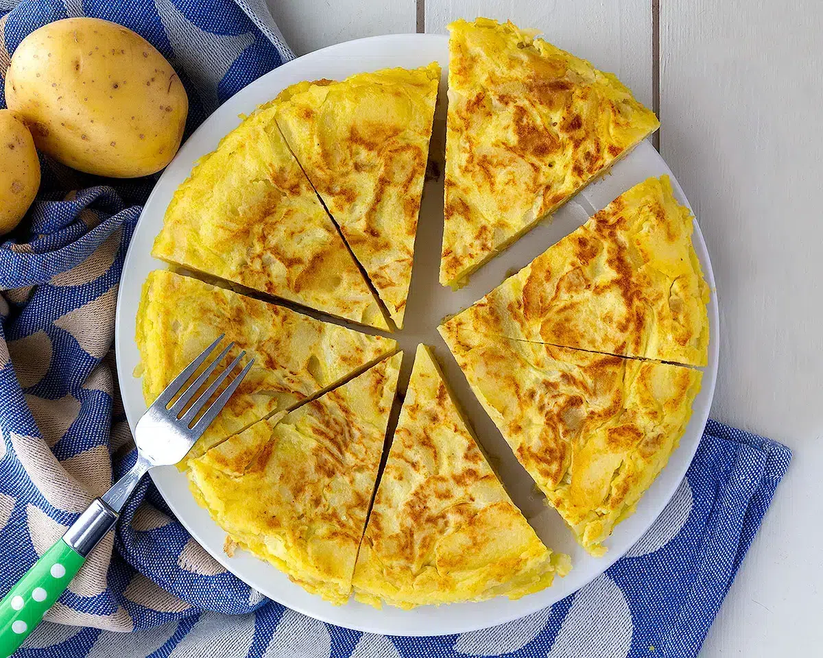 La tortilla de patatas española perfecta (jugosa, alta, y