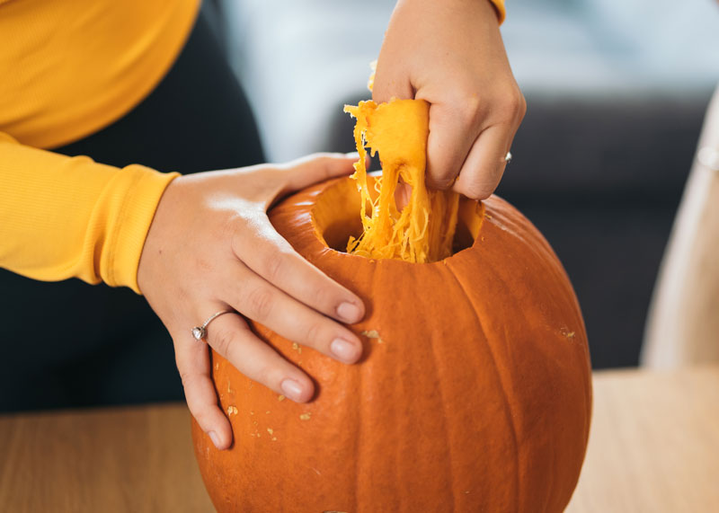 Vaciar Calabaza De Halloween - Cómo Hacer Y Decorar Una Calabaza De Halloween De Forma Fácil