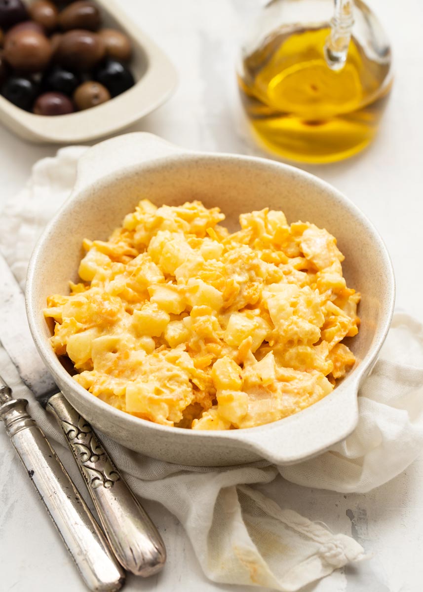 revuelto de bacalao desmigado con huevo y patatas