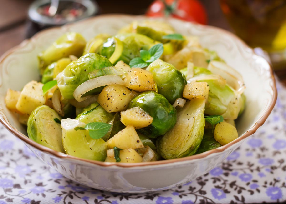 coles de bruselas al vapor con manzana