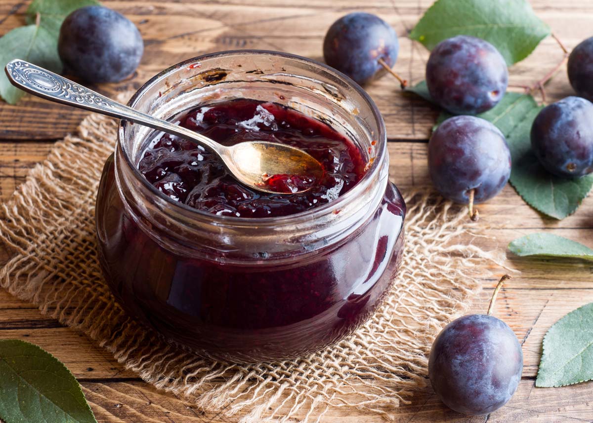 easy plum jam with cinnamon
