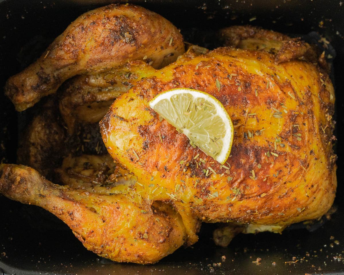 Pollo asado en freidora de aire (jugoso por dentro y con la piel crujiente)  - PequeRecetas