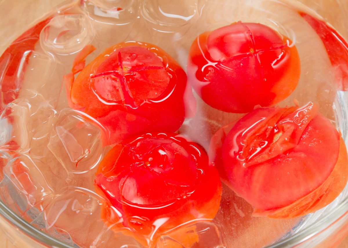 tomates en agua con hielo para escaldar -