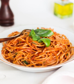 espaguetis con tomate