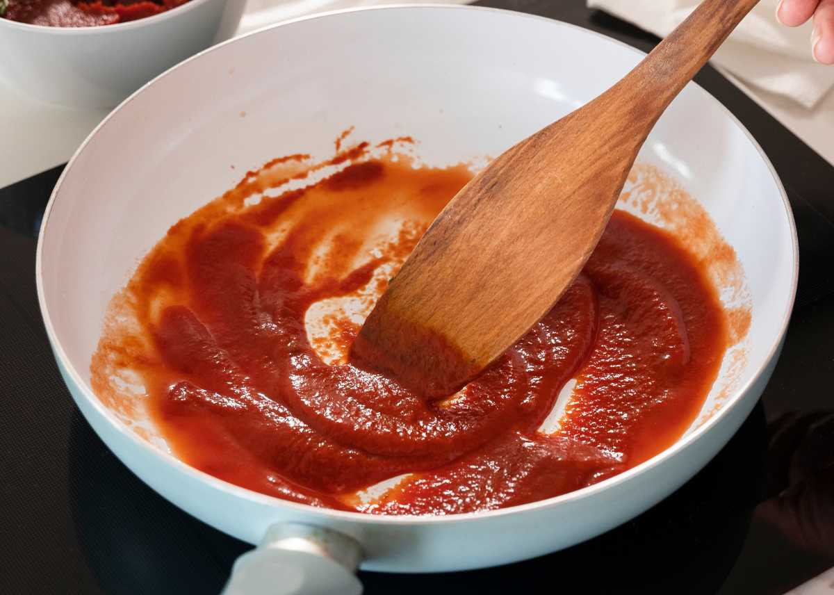 salsa de tomate en sarten -