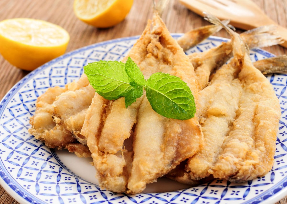 fried anchovies with lemon