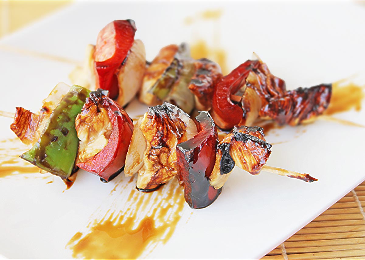 Brochetas de pollo con verduras y salsa teriyaki