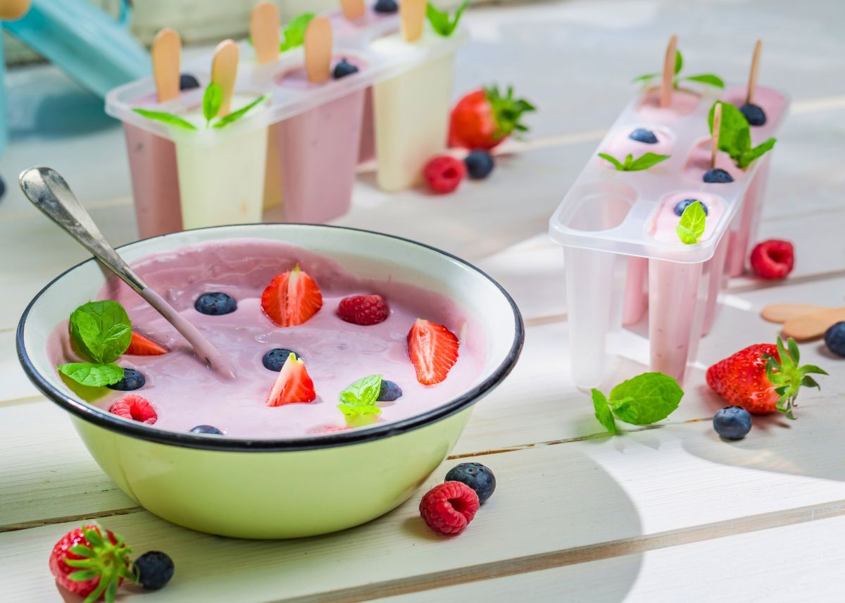 helado de frutos del bosque y yogur
