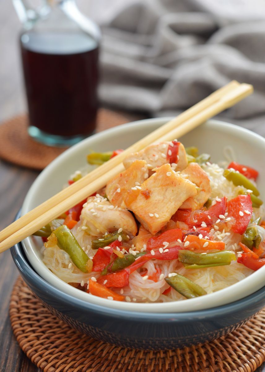 how to make stir-fried rice noodles with chicken and vegetables -