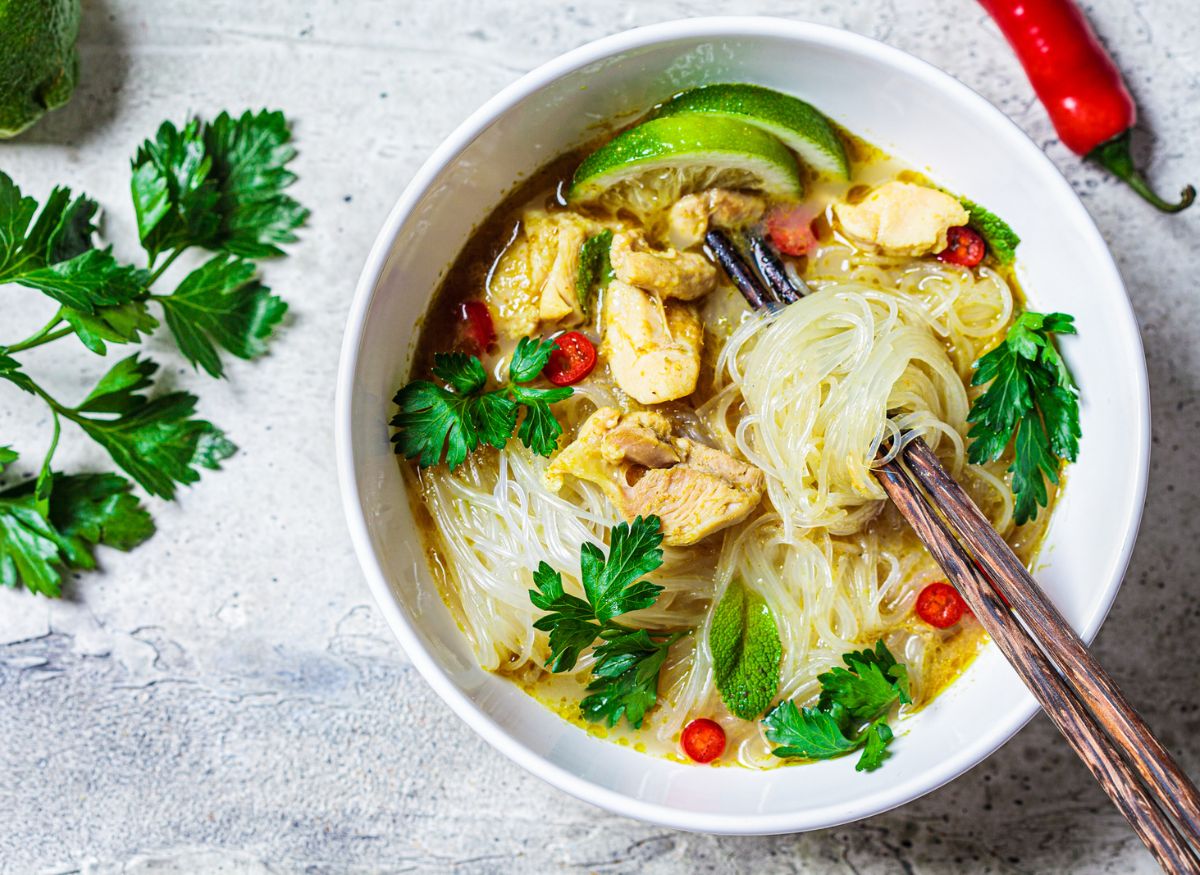 how to make green curry soup with rice noodles and chicken