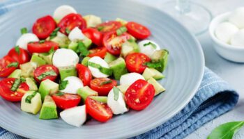 ensalada de aguacate y tomate