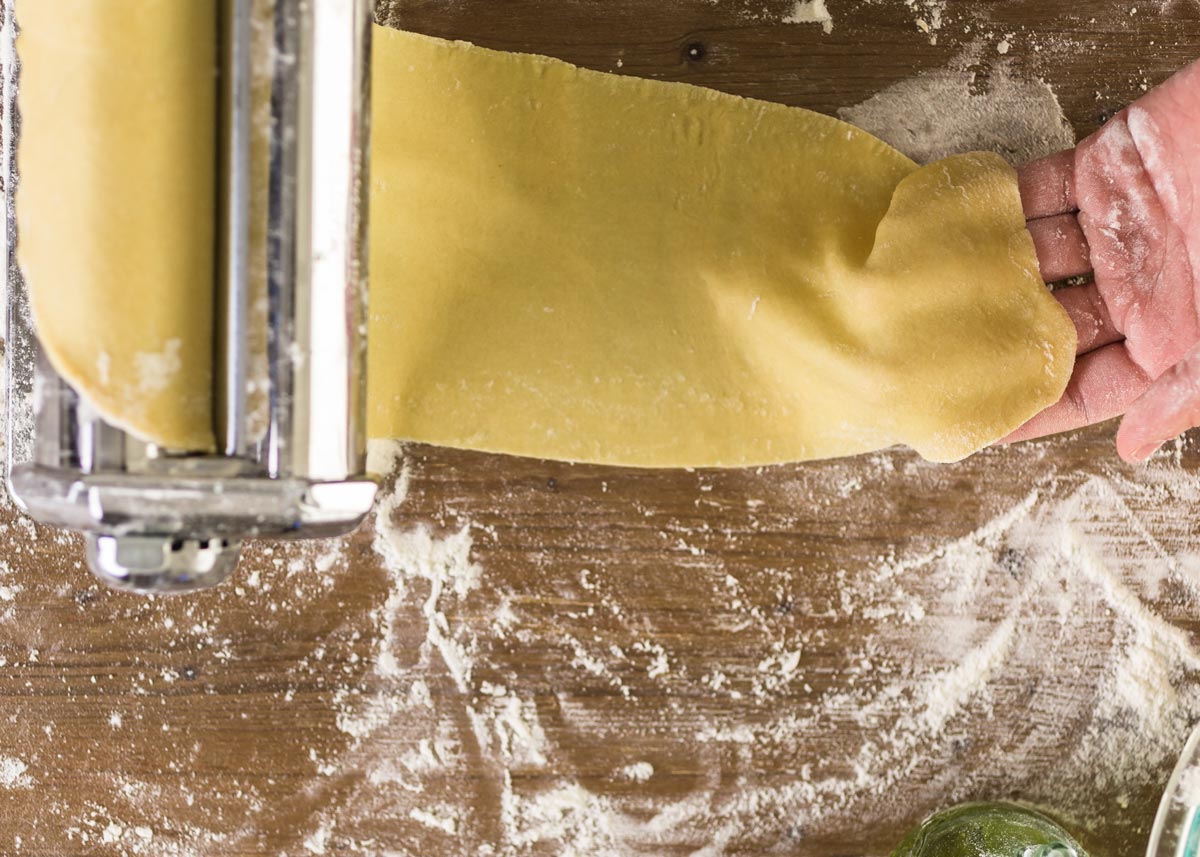 estirar masa de pasta fresca con maquina de pasta