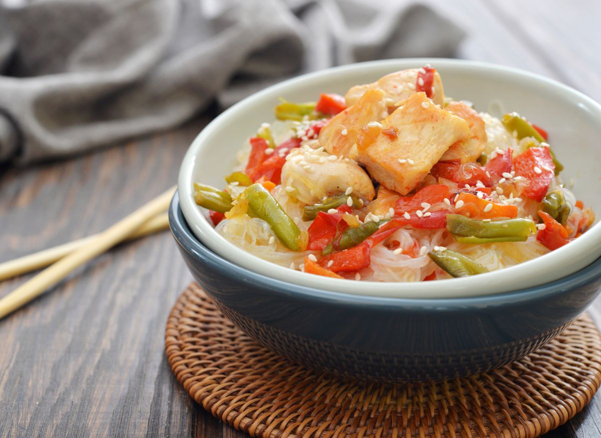 chinese rice noodles with chicken and vegetables