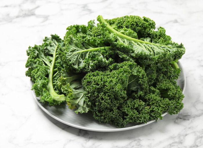 Chips de kale al horno o en freidora de aire PequeRecetas