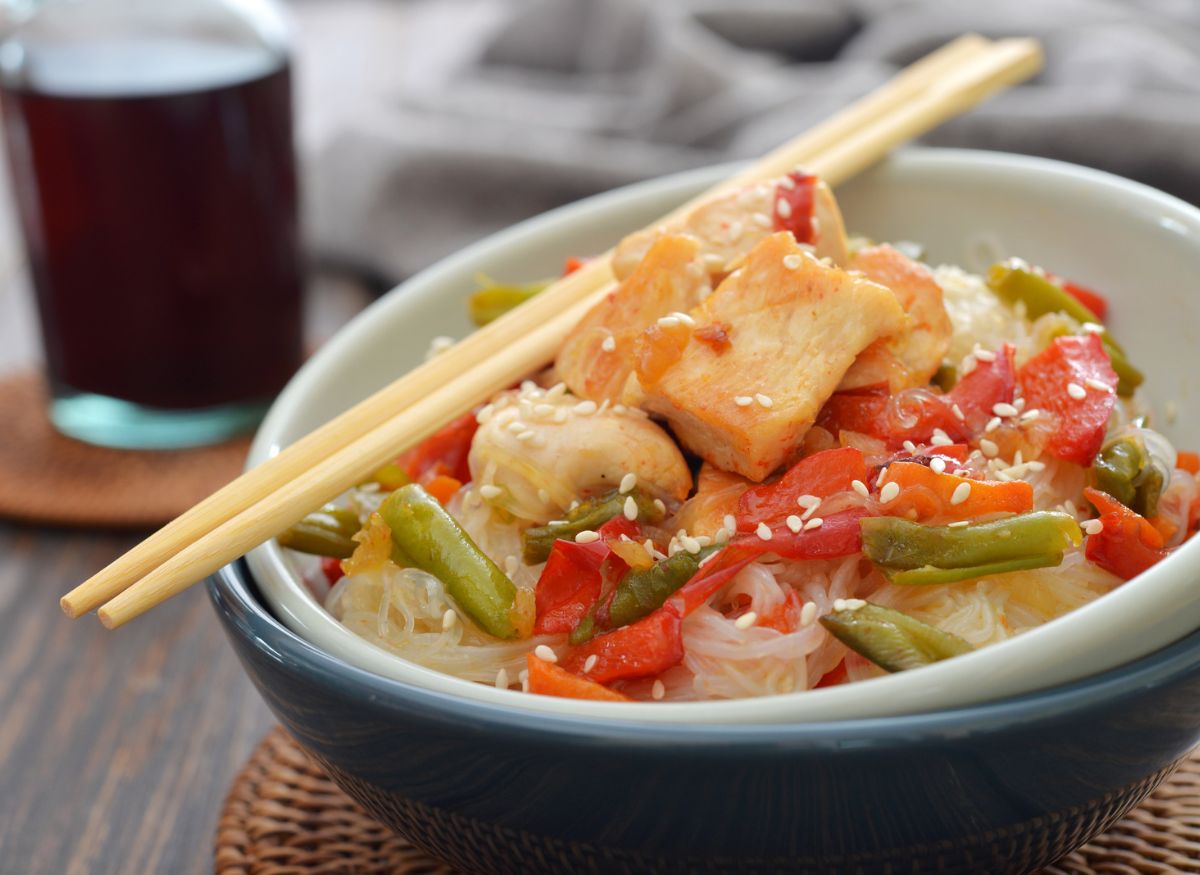 Stir-fried rice noodles with chicken and vegetables