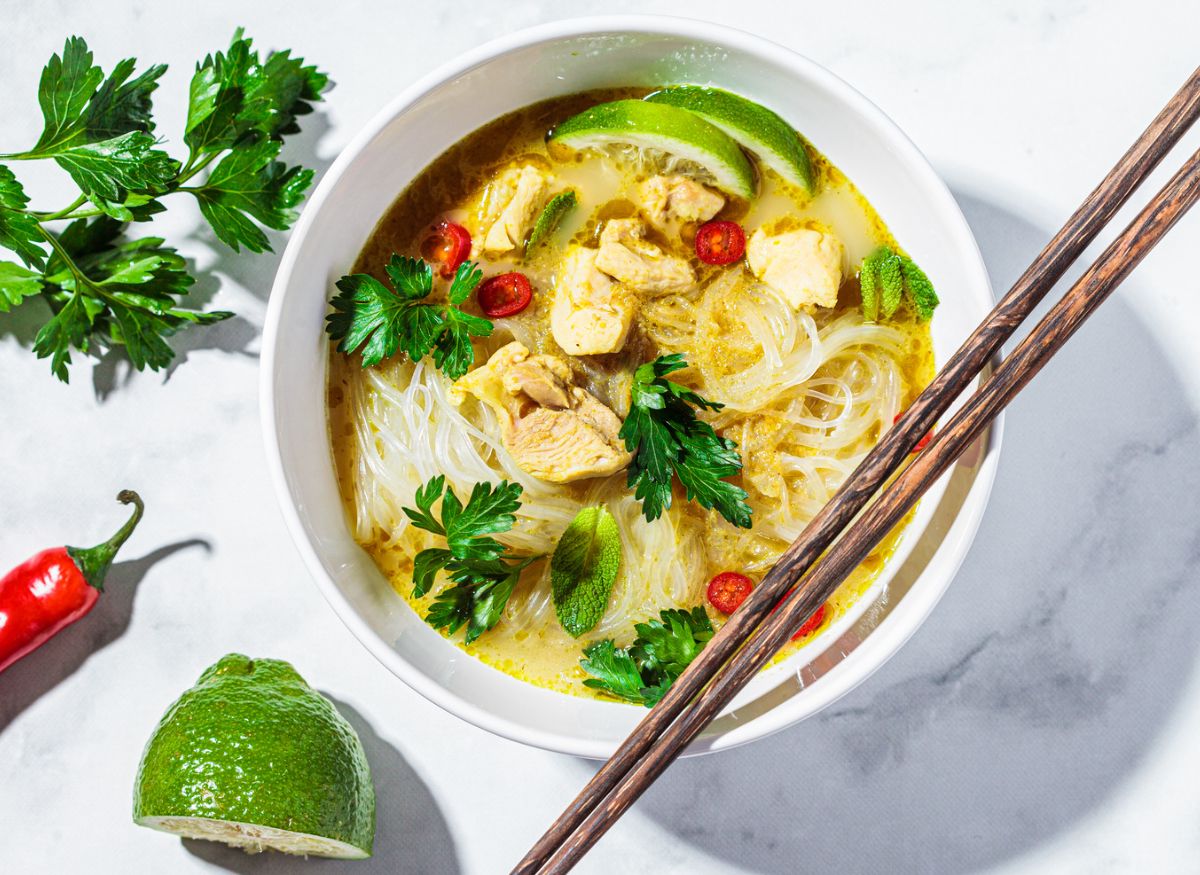 sopa thai de curry verde con fideos de arroz y pollo