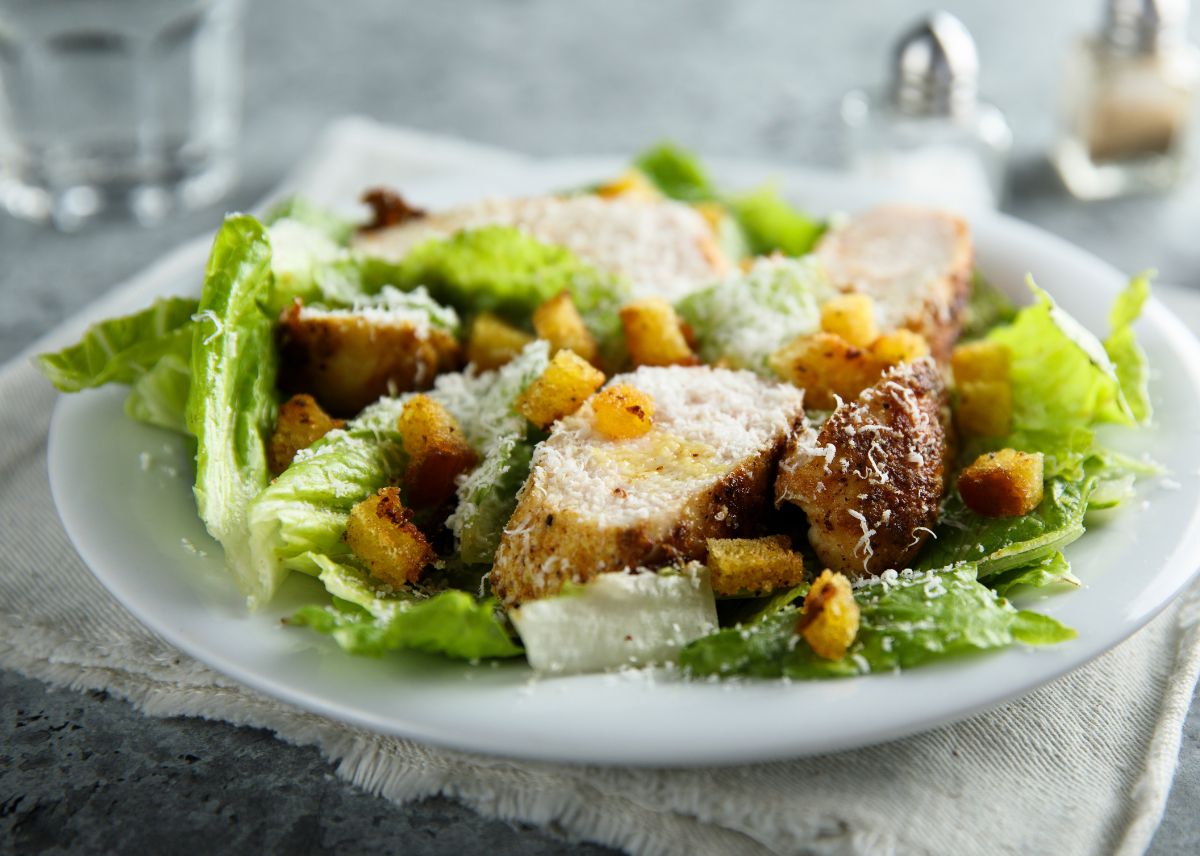 como hacer ensalada cesar con pollo