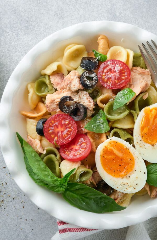 ensalada de pasta con atún y huevo duro