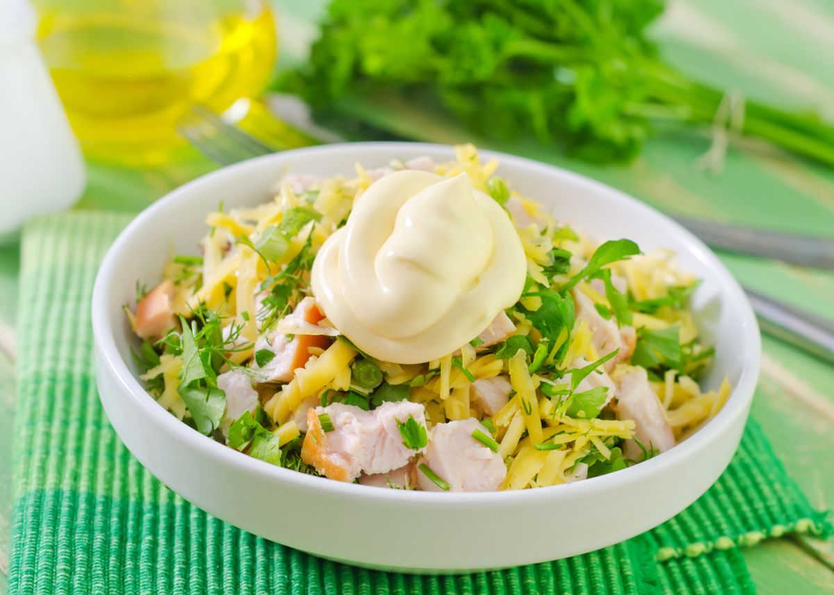 ensalada de pollo y queso con mayonesa