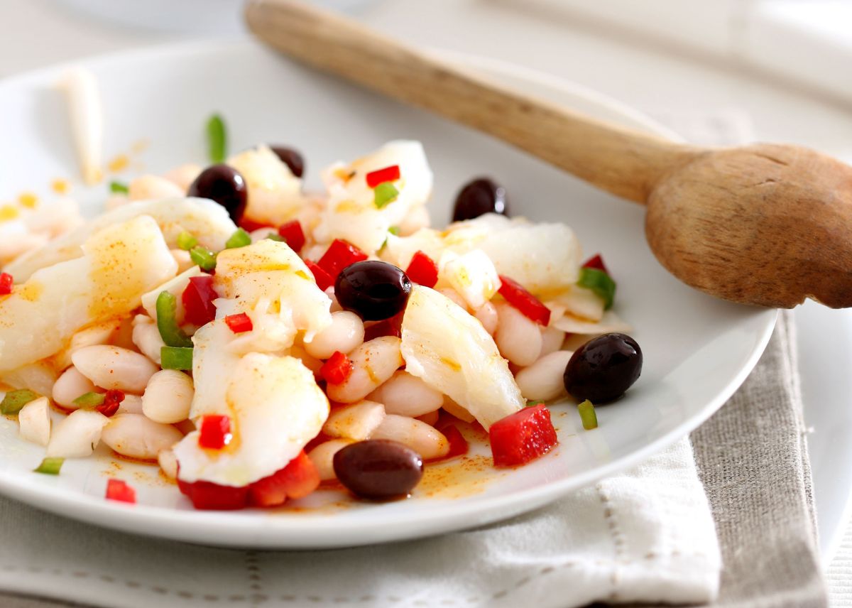 Empedrat De Alubias Con Bacalao Ensalada Receta