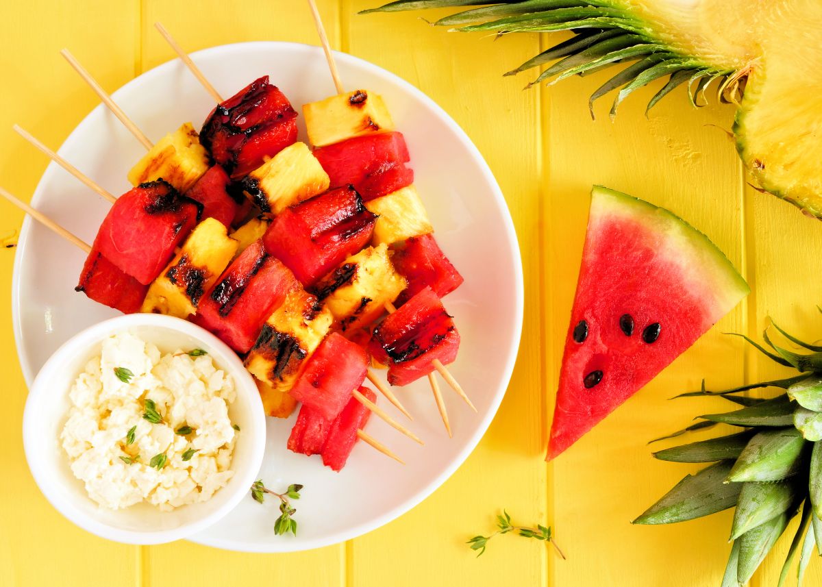 brochetas de frutas a la barbacoa
