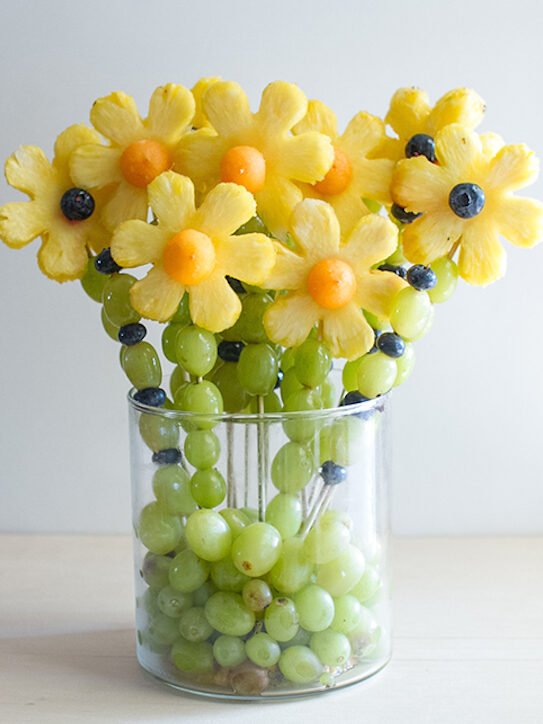 Brochetas de frutas para niños