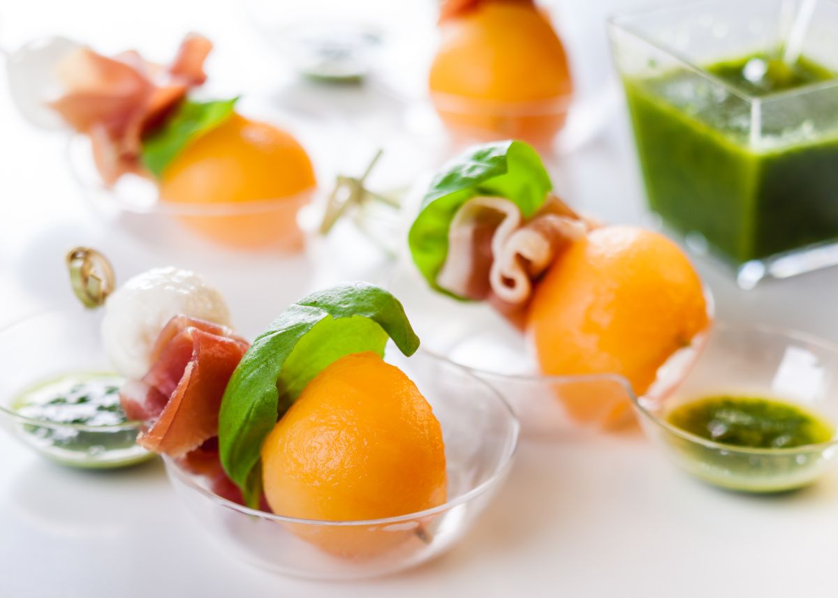 brochetas de melón con jamón