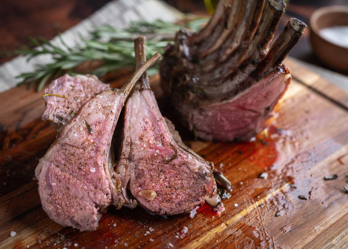 carré de cordero jugoso al horno