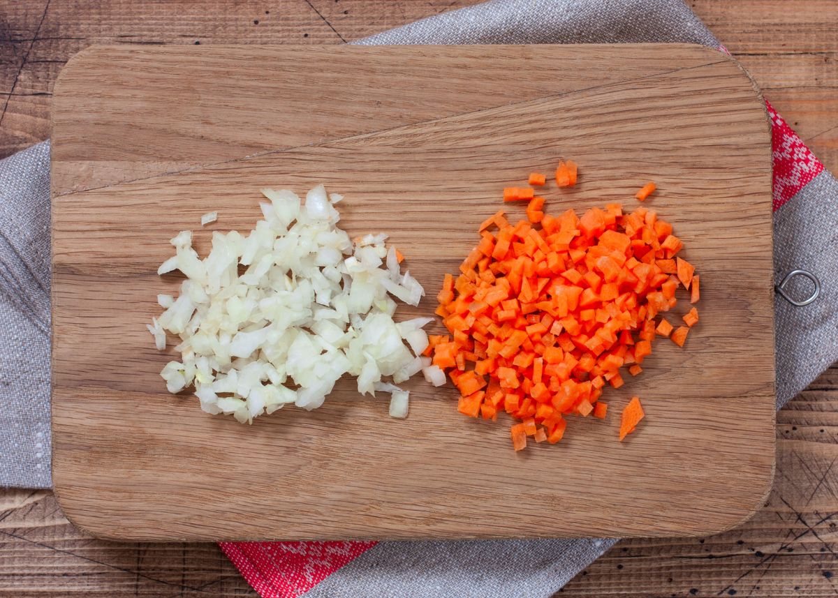 Cebolla Y Zanahoria Cortadas - Sopa De Pollo Con Fideos
