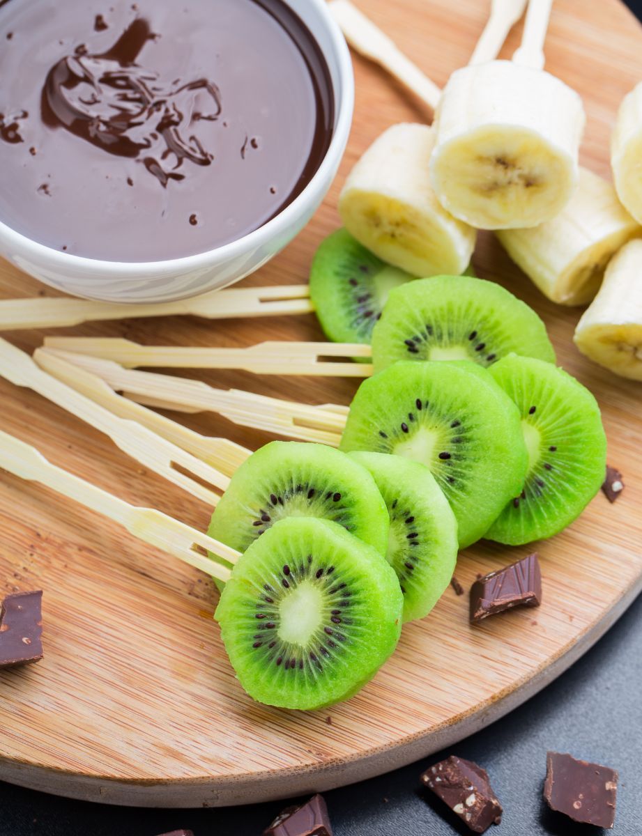 como hacer brochetas de frutas con chocolate