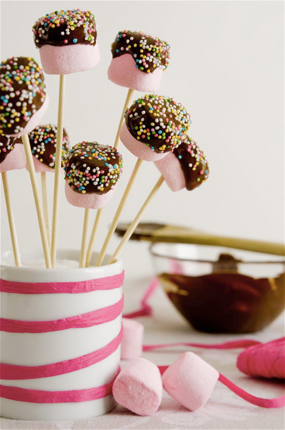 como hacer cake pops de nubes con chocolate y sprinkles