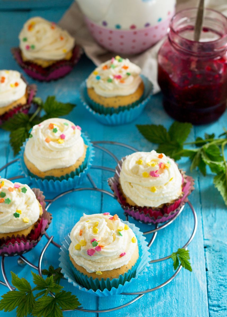 como hacer cupcakes rellenos de mermelada de fresa