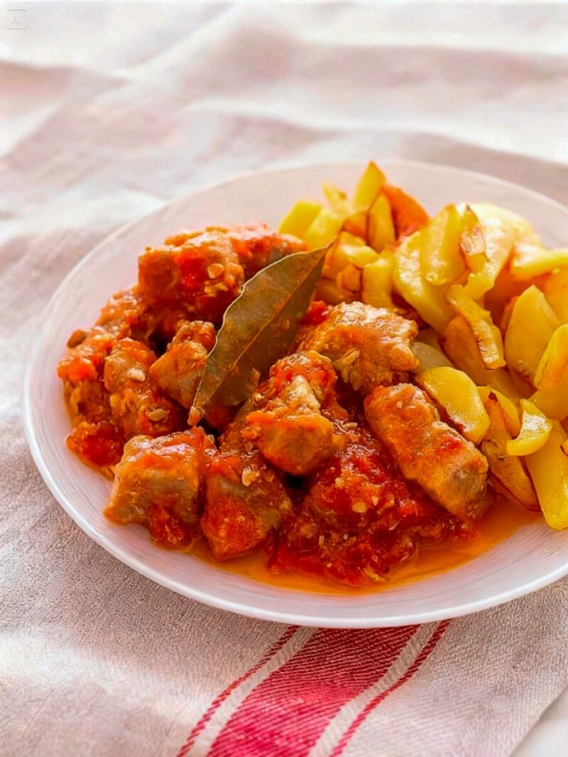 magro con tomate y patatas fritas