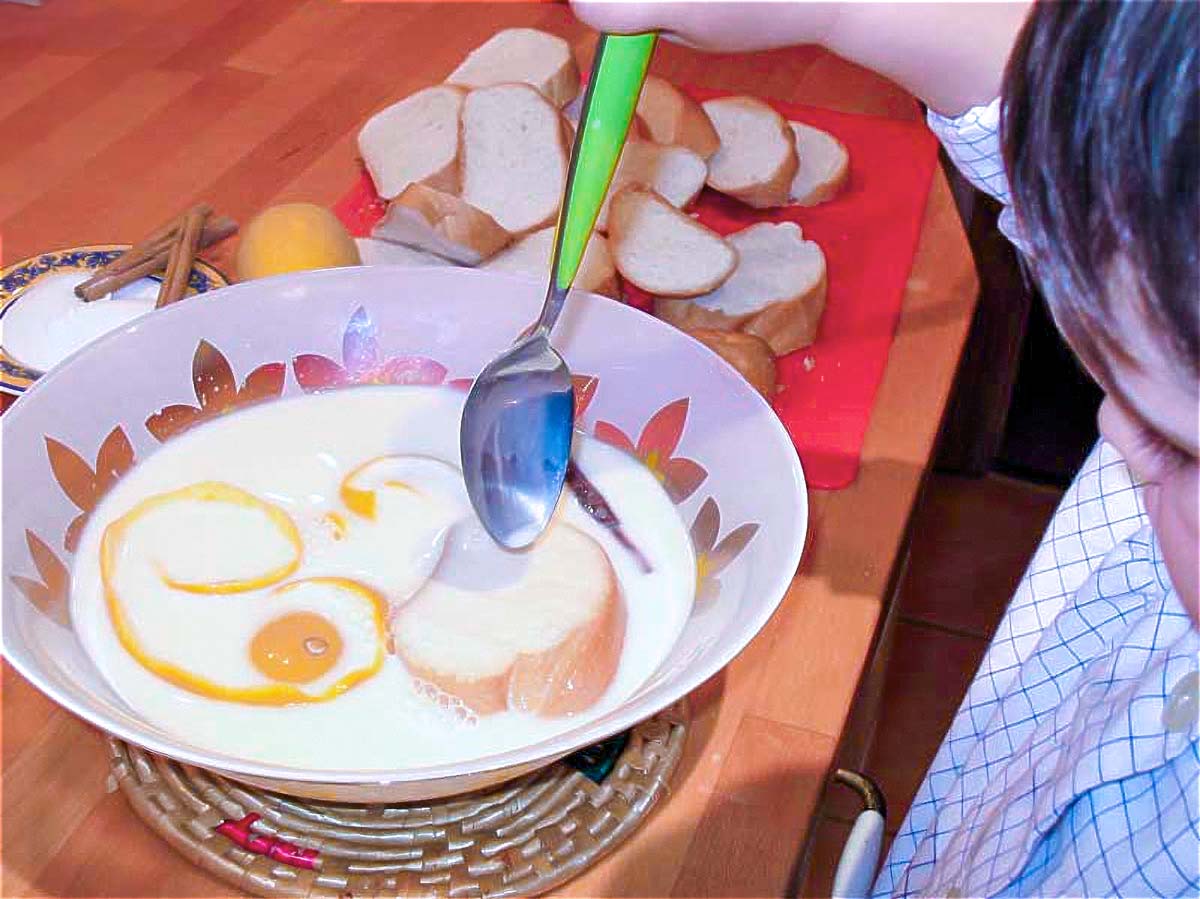 mojar las torrijas en leche infusionada