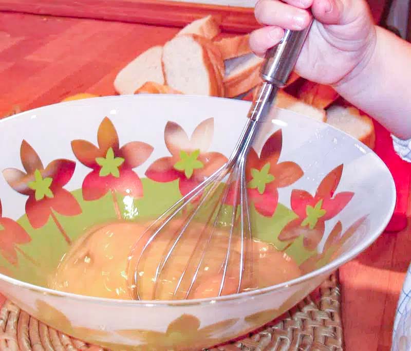 rebozar las torrijas con leche